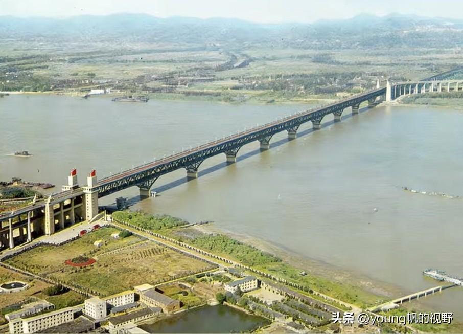 老照片之1981年的南京长江大桥。那时候长江边几乎都是大片的未开发土地啊，不知道