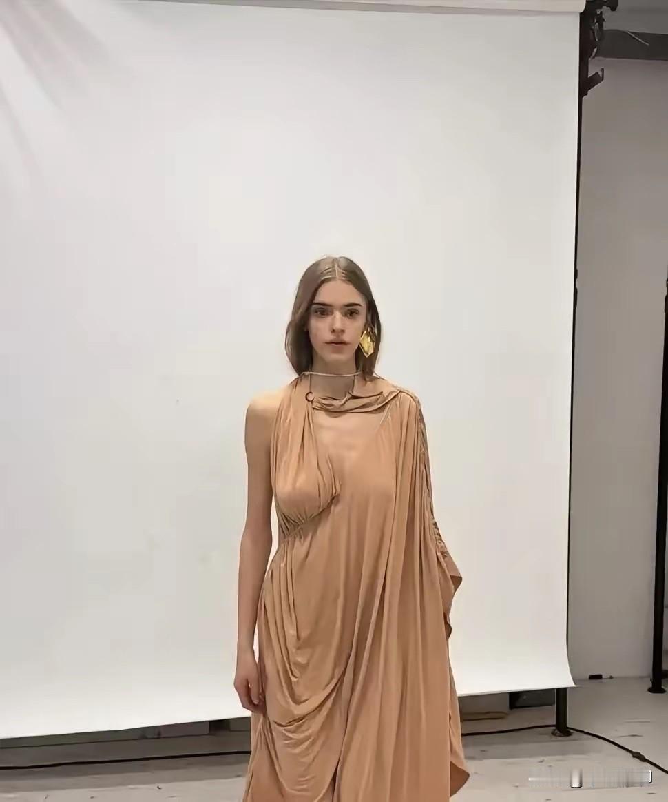 这身材太让人羡慕了！

真不是所有人都能当模特的，明明那么瘦，那该大的地方却是一