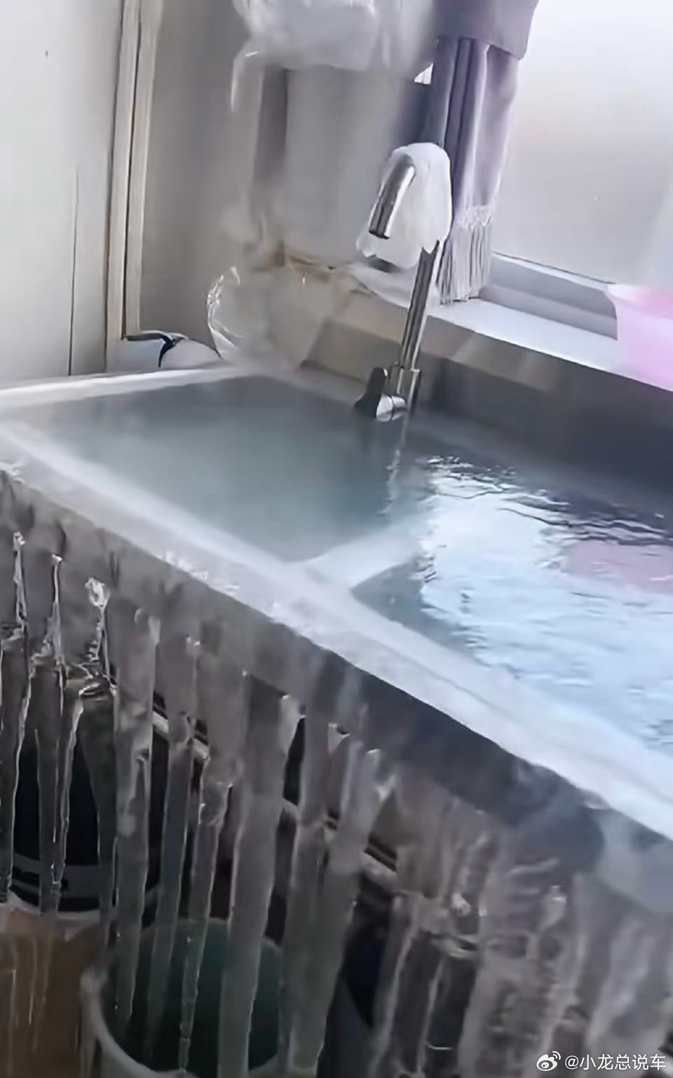 看着挺乐呵！其实，家里水电暖真不能大意，尤其老小区管道老旧，万一冻裂渗水，损失可