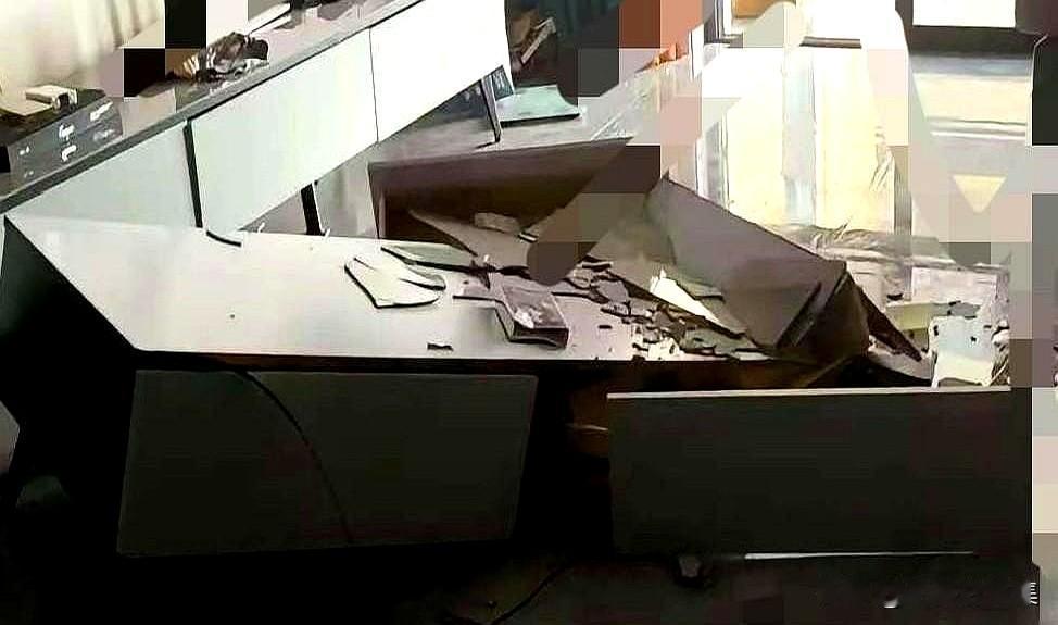 “每周砸一次，直到你想通为止。”
这竟然是2024年发生的真事儿。公公挥起锤子砸