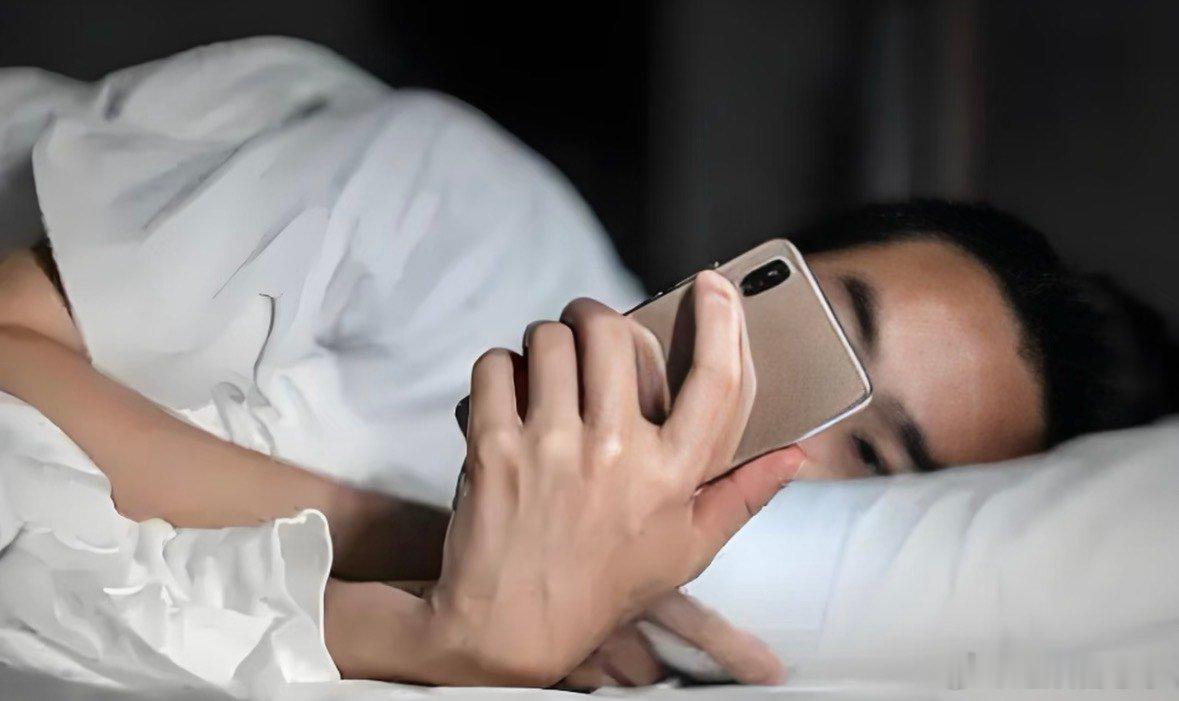 侧躺刷手机正在悄悄伤害身体真的要提醒自己，侧躺玩手机这个习惯别再持续了。一边眼睛
