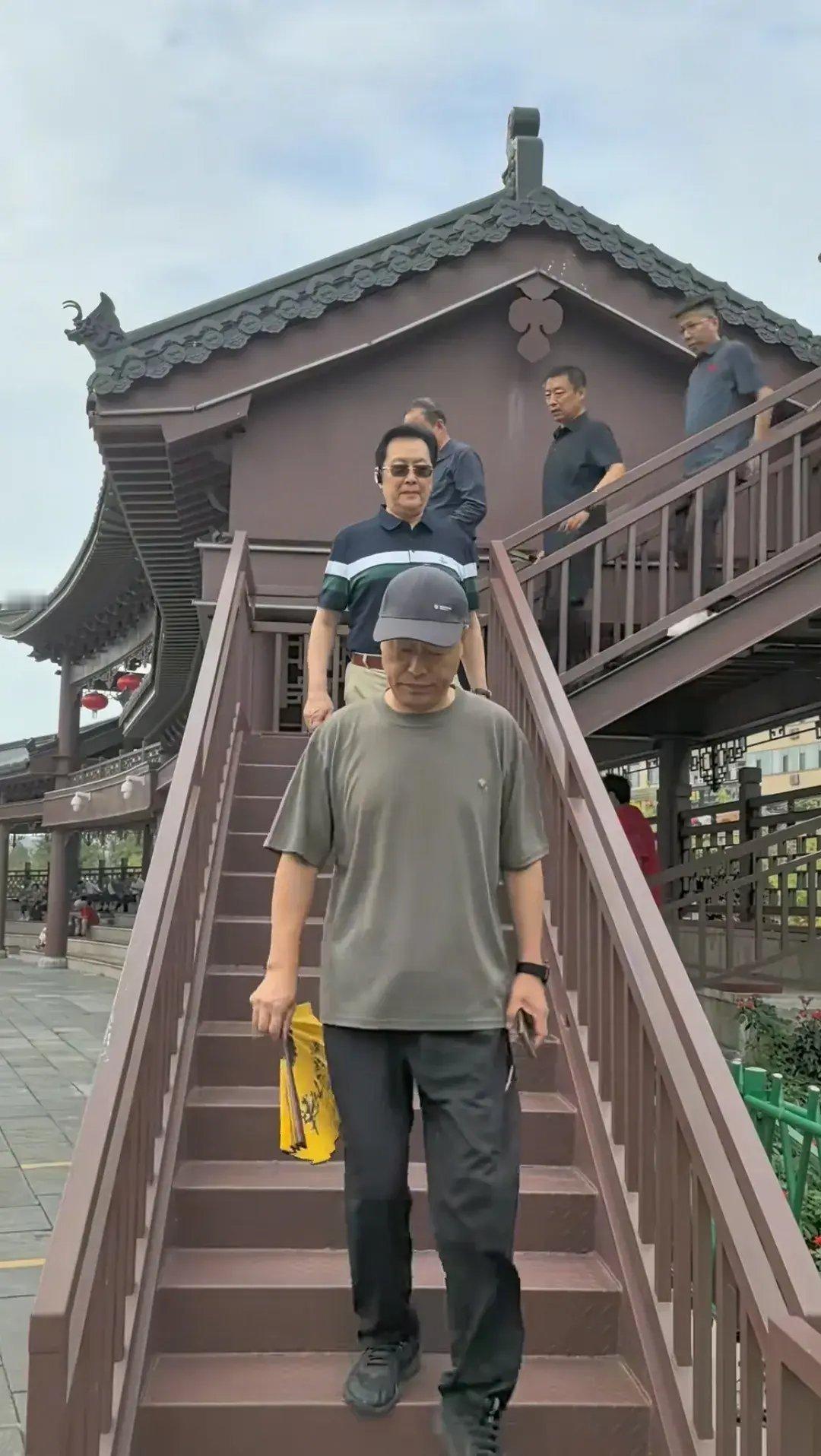 73岁唐国强到皇城相府旅游，下楼梯很轻松，戴着墨镜，头发乌黑发亮！ ​​​