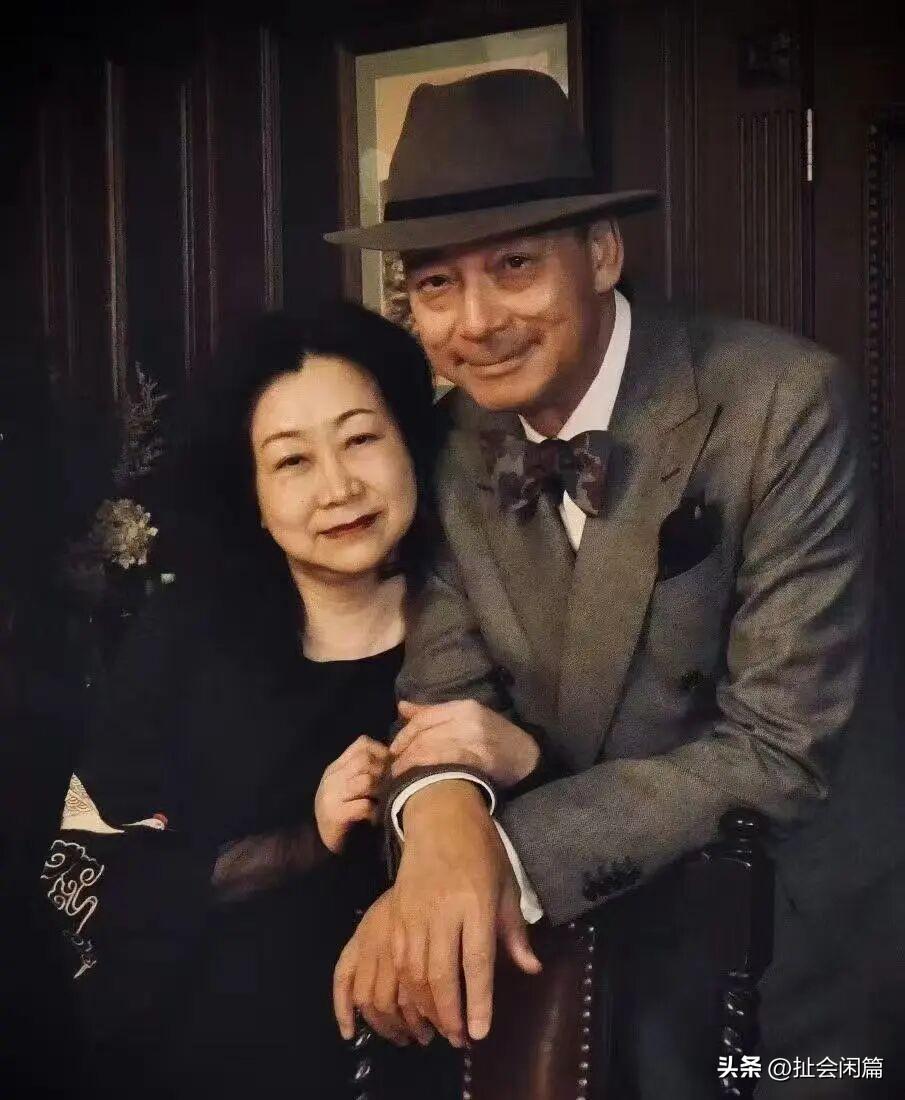 林栋甫这一家人，活的真精致！

他1957年生于上海，国家一级演员、配音艺术家、