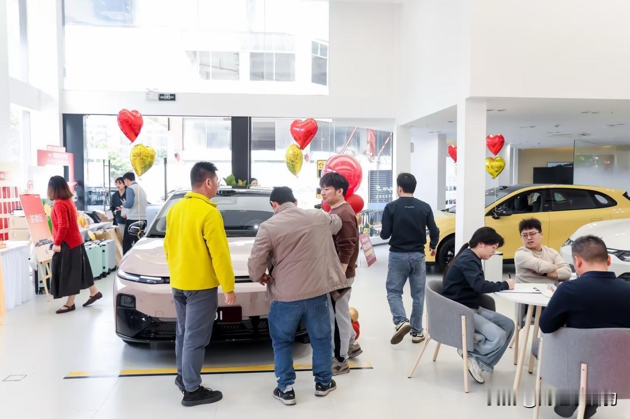 十八线小县城也有零跑门店了？这两天回到老家看到了新开的零跑门店，忍不住进去看了一