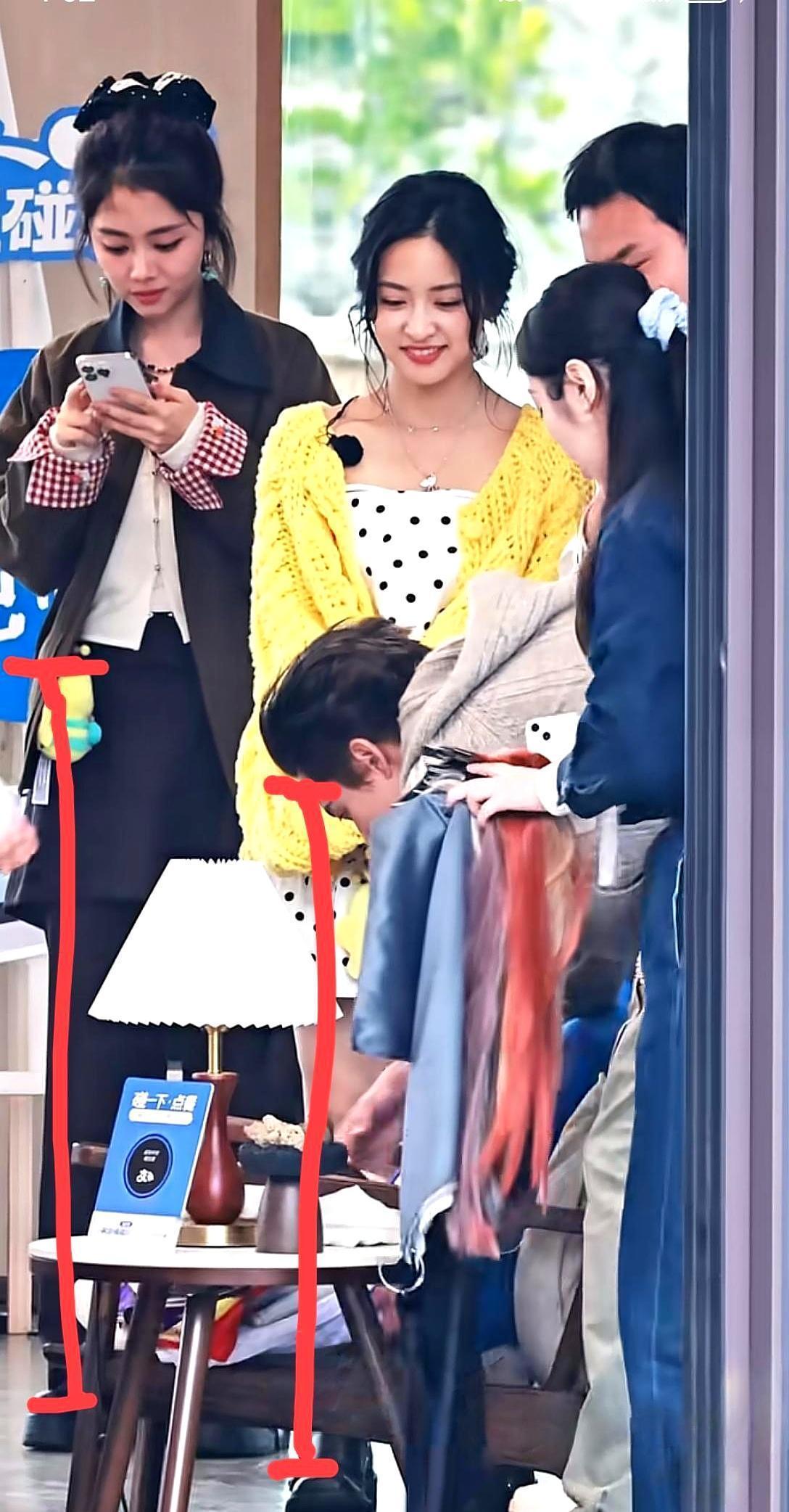 女明星身高有多假？162和159站一起，差了半个头。
 
谭松韵和沈月，客栈里并