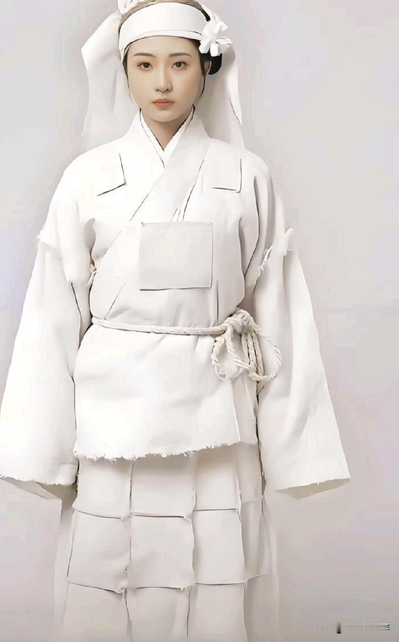 真是离谱！巴黎世家万元套装和丧葬孝服一模一样，年轻人买回去肯定是要挨骂的！

刷