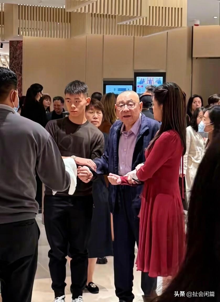 74岁的刘銮雄，目前有7个儿女，还有三个孙辈，但是每时每刻陪伴在身边的，就是小2