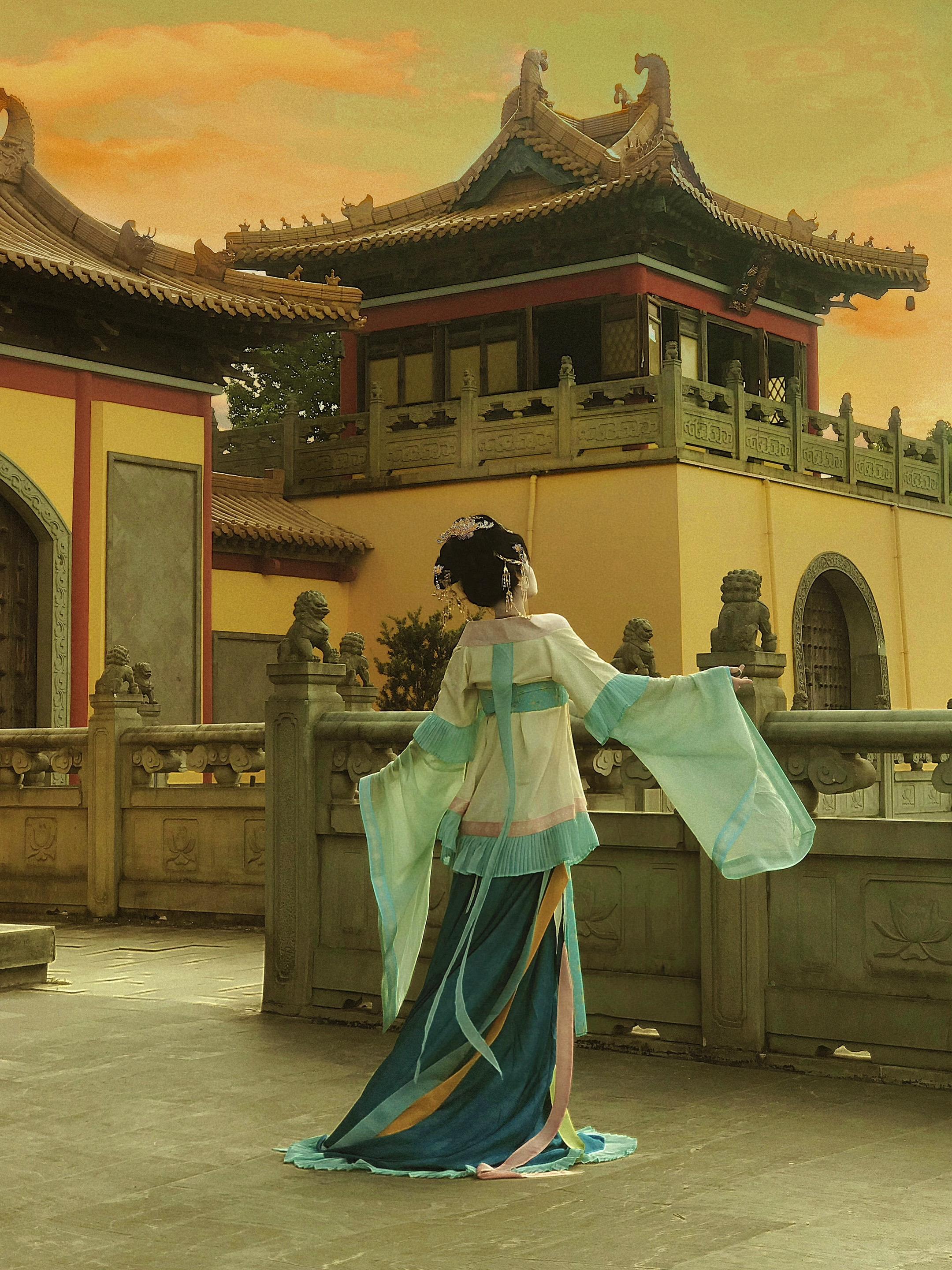 “过往铜镜照不出，春江花月楼台空”