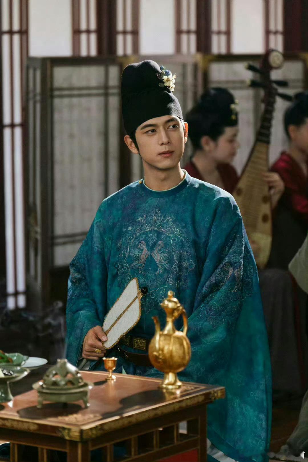 李现盼君同赏 国色芳华马上就要上线了，李现就像从画里走出来一样，唐装也太适合他了