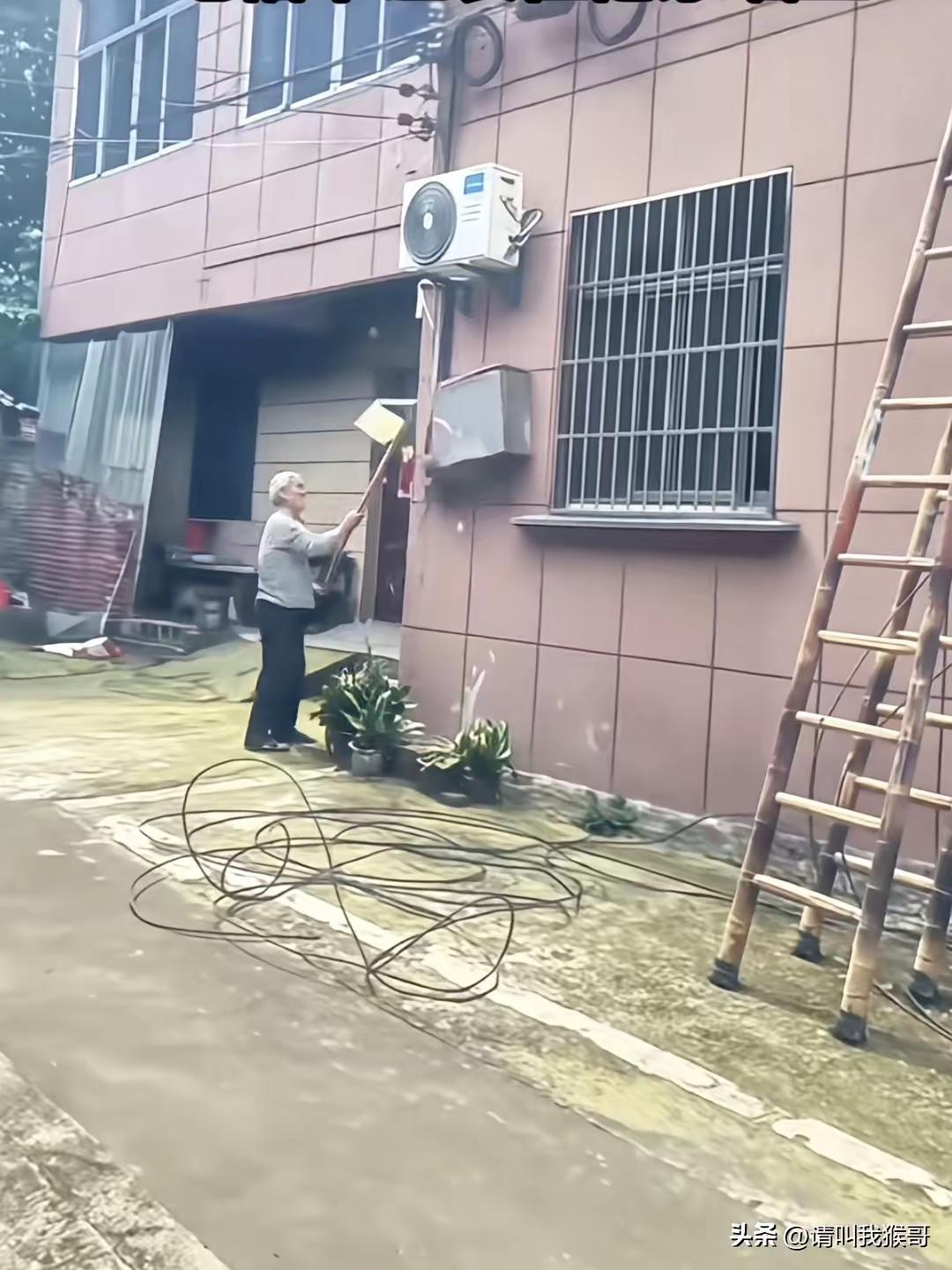 村里有人拉宽带，把光纤的集中箱安装在大爷家墙上，还没等主线拉好，大爷拿着锄头过来