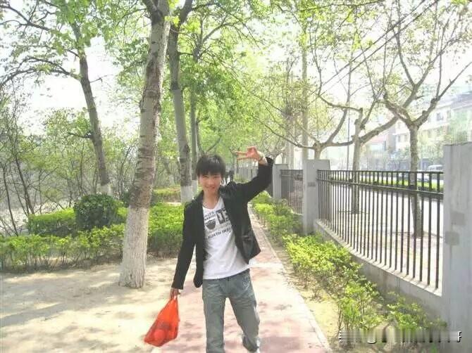 如今的豆包真是无所不能，让它帮忙查老朋友，它都能查到。
2008年左右，认识了当