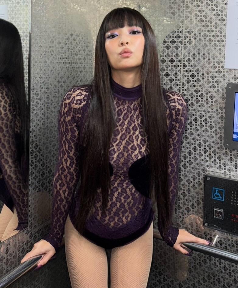 JENNIE ins更新🆕看得出来和盆栽哥合作舞台玩得很开心^_^ 
