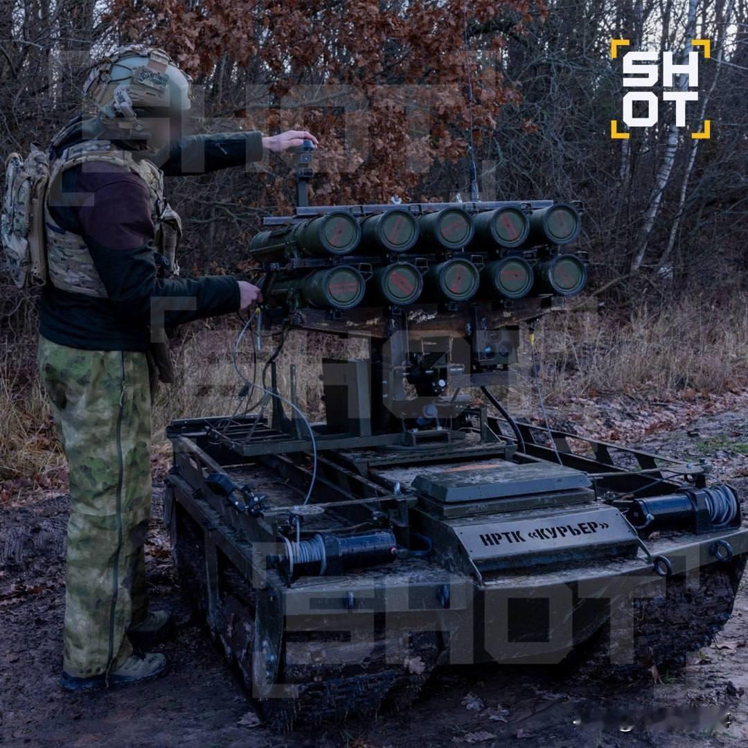 配有10个RPO-A式93毫米火箭筒的俄军“信使”地面无人车，出现在苏梅州前线。