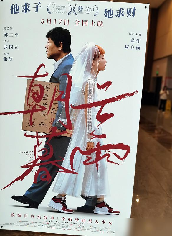 一位女士一时冲动，和丈夫办理了离婚手续。拿到离婚证，刚踏出民政局大门，丈夫直接驱