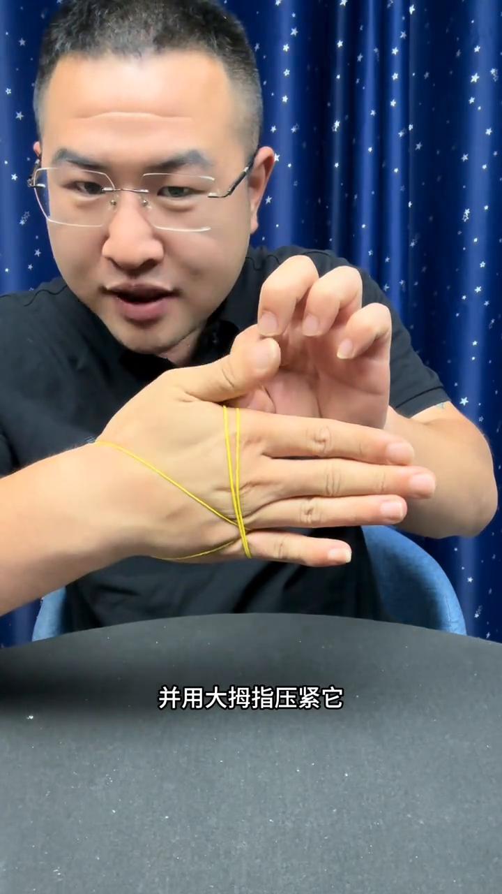 这招无人能破解，今天终于破解了。
我们来看一下，把一张普通的纸牌放到手上，然后做