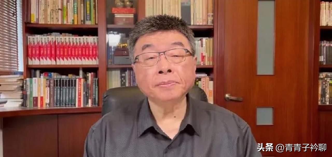 邱毅教授为黄智贤说话了，他并不认为黄智贤变成了“绿”智贤，尽管黄智贤亲口承认她就