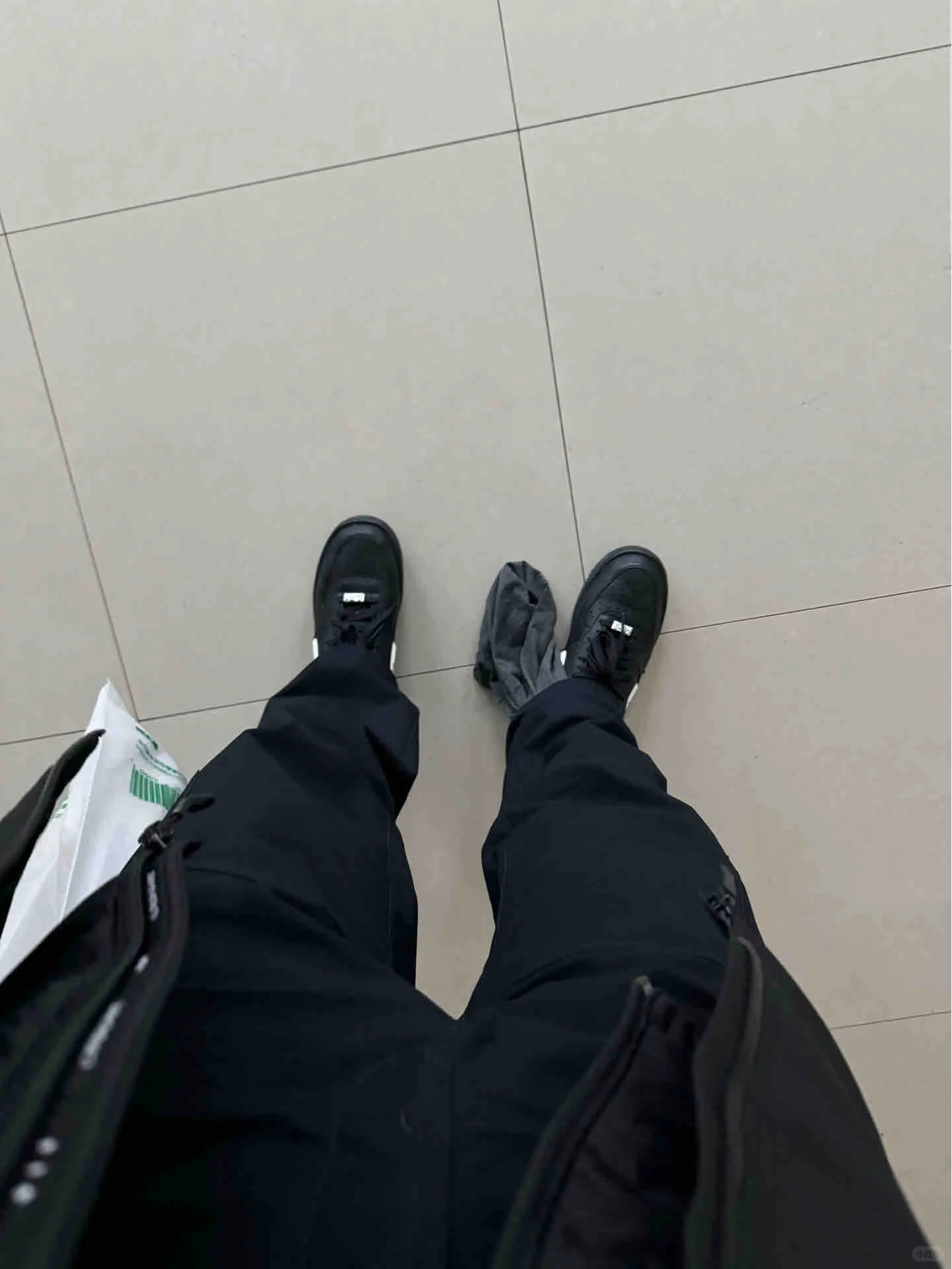 通常我都是秋裤和裤子一起脱，穿的时候一起穿的，结果上班着急，秋裤没怼进去 