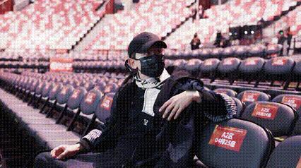 以为是CD结果是张杰自己 哇塞！听《幸福的本能》时，我一度以为在播CD，反应过来