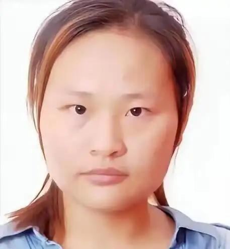 她出生起就被父母抛弃，把她送给村里的一对光棍兄弟，谁料，俩兄弟如获至宝，而让兄弟
