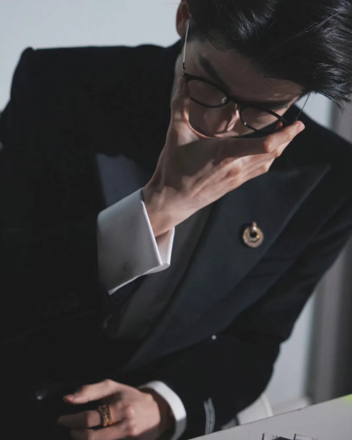 这两张图给我的感觉他穿圣罗兰也会很适合，不过现在签了Gucci，都是开云家的人 