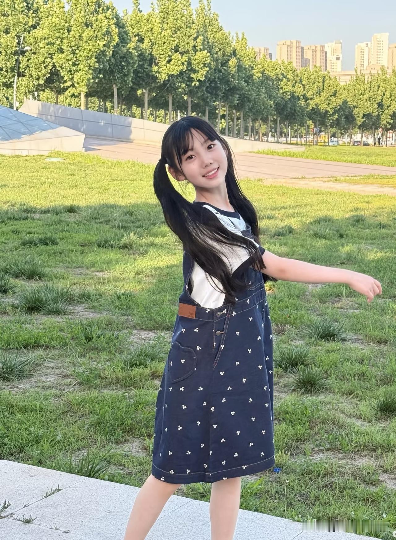 元气少女在绿意盎然的公园里，微笑如阳光般灿烂！🌞💛