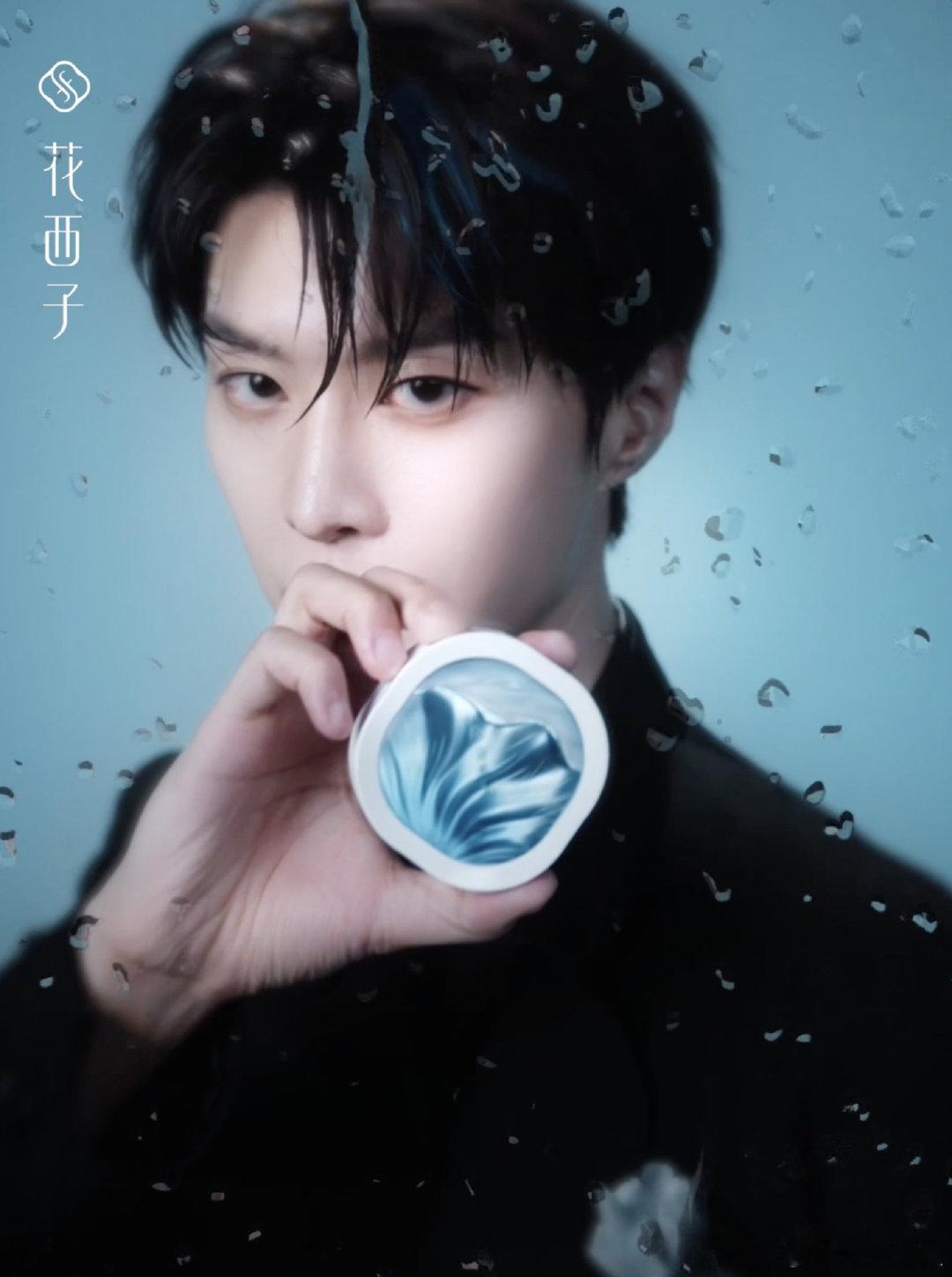 范丞丞新中式帅得我有心事了 如砚台墨迹晕开皎月，范丞丞将新中式穿成水墨诗篇。立领