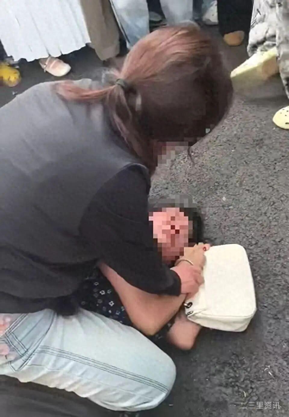 当街打小三？河北保定，两名女子在大街上大打出手，其中一名穿着连衣裙的女子被压在地