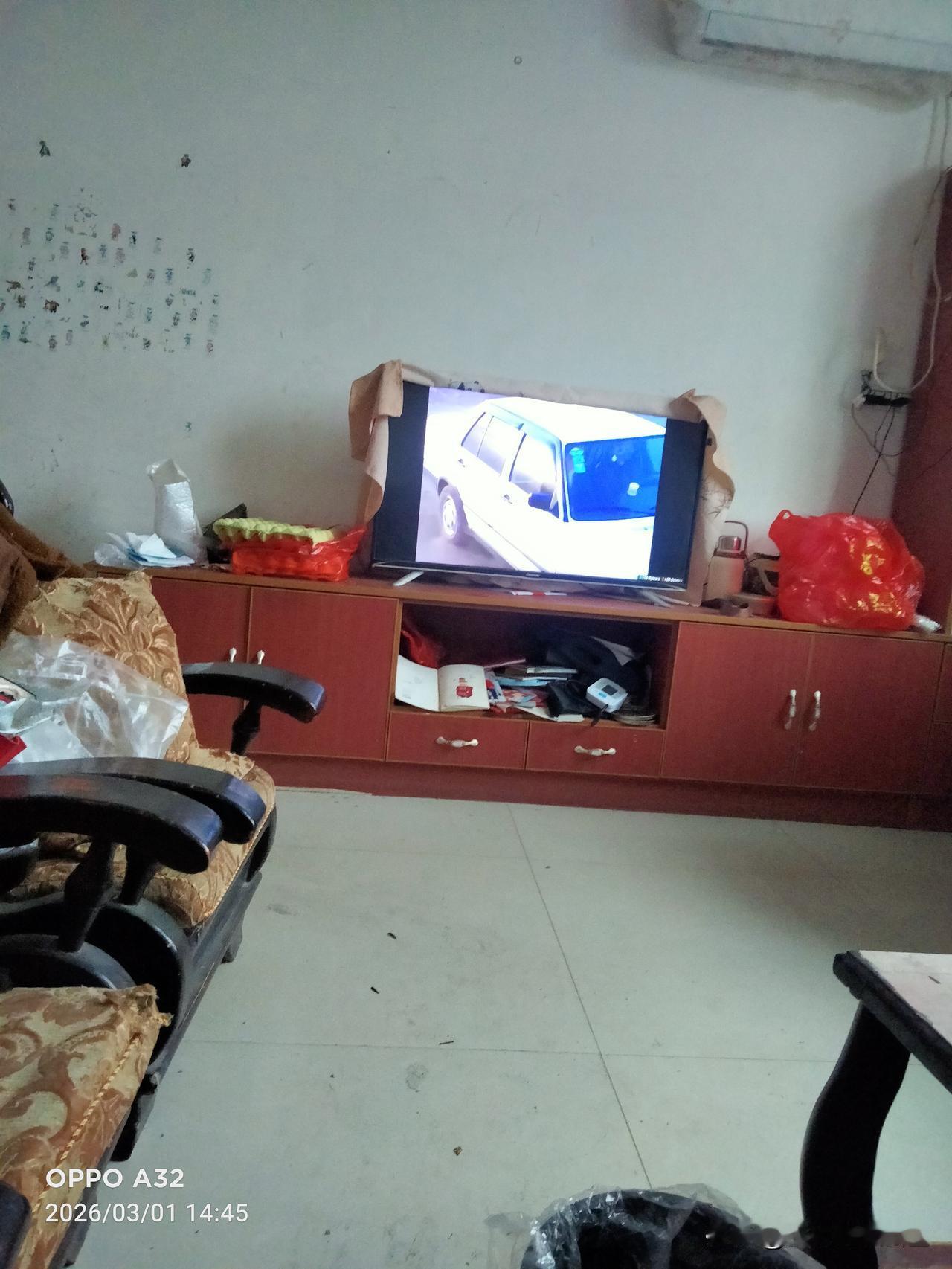 今天星期天厂里放一天假，下一天的雨，边追剧边用手机看简玩短视频赚点小小的零花钱，