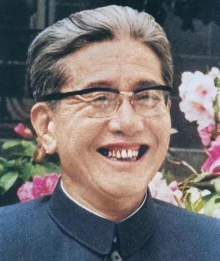 1970年5月，乔冠华为毛泽东起草“五二零”声明，只花了1个多小时。毛泽东对乔冠