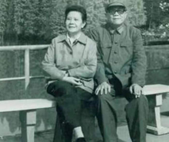 聂凤智晚年重病，他指着旁边的小护士向妻子告状：那丫头真坏
 
当聂凤智的妻子听到