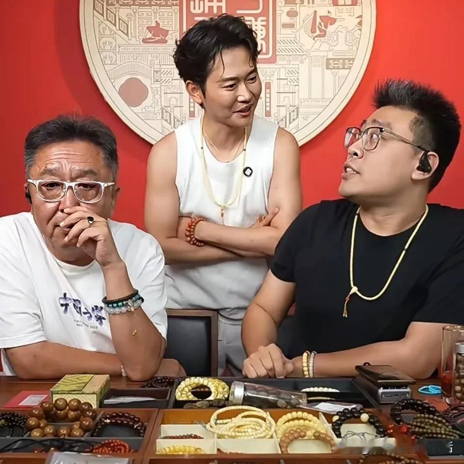 大家都知道孟鹤堂是郭德纲的徒弟，其实他更是于谦的干儿子。
多少年一直住在于谦家里