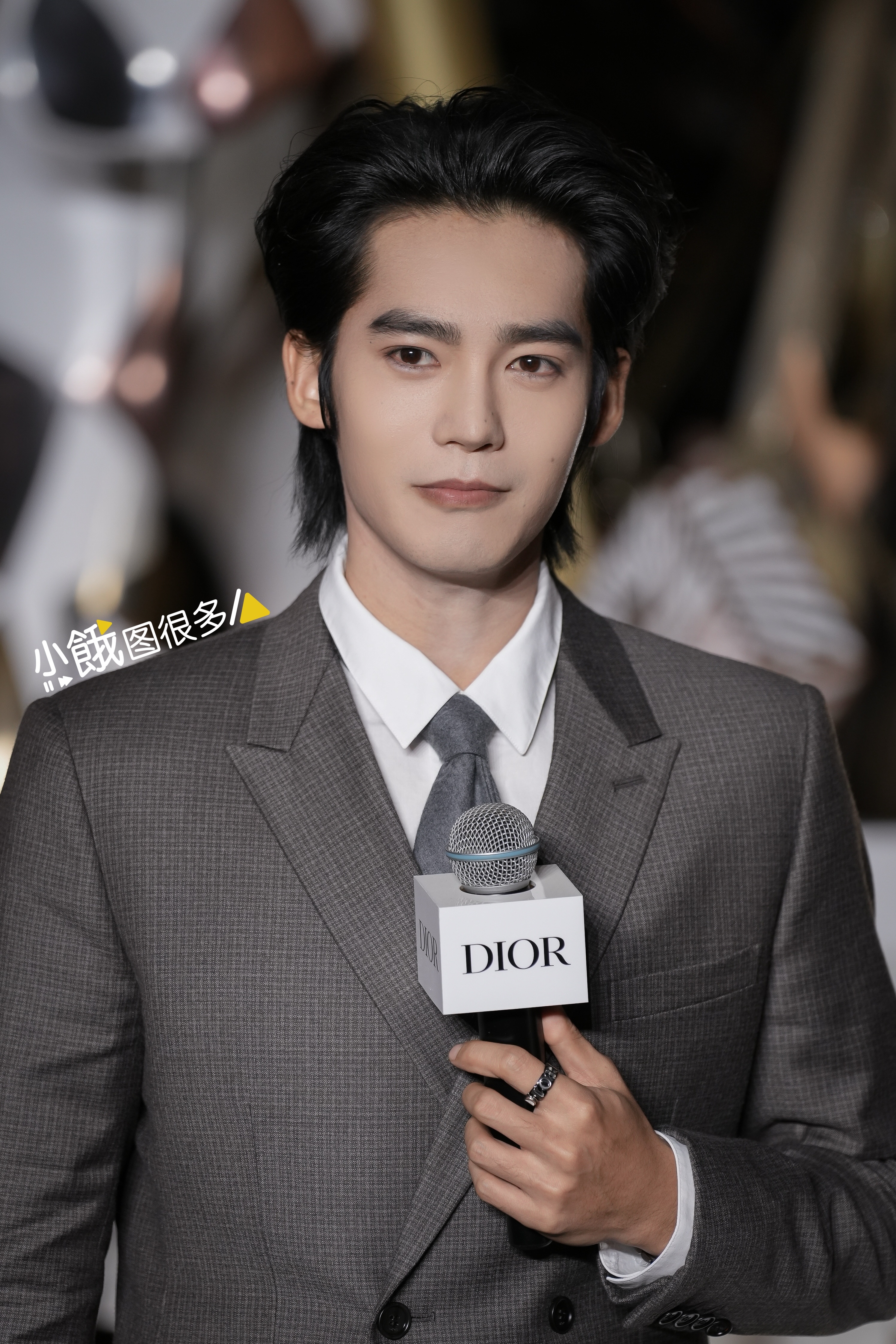 于适迪奥点灯 20251218 于适迪奥点灯活动高清图集12p，今天西装造型的品