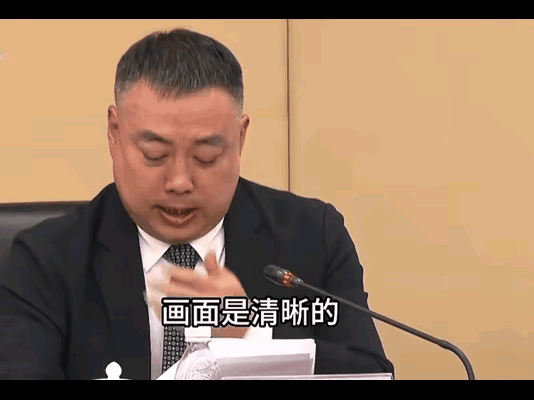 被刘主席这掩袖抹泪的一幕破防了！画面是清晰的，热血是沸腾的，他想到了会议发言的种