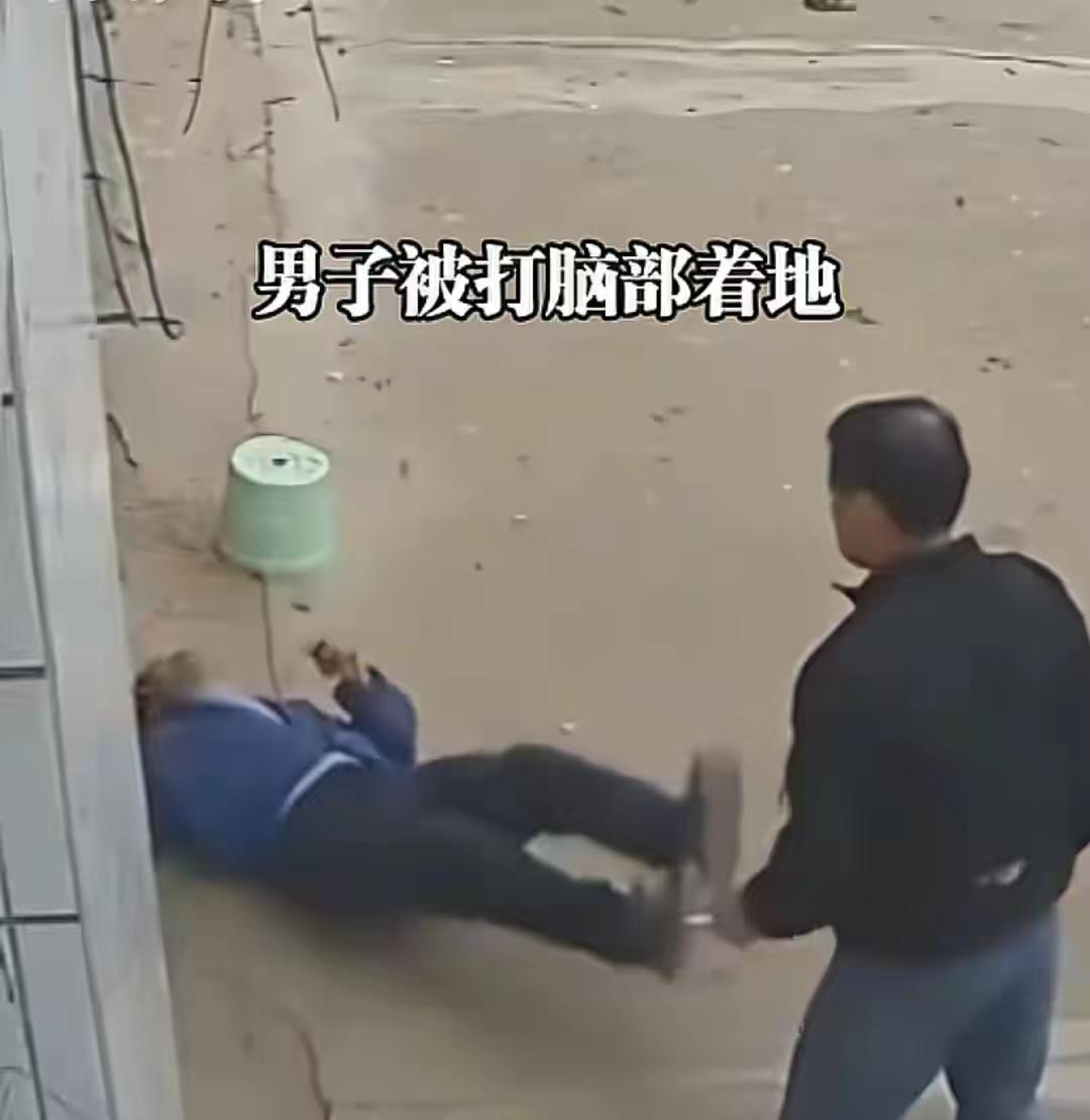 拳头砸向吃橘子的老人，这画面看得人怒火中烧！
12月12日，江西宜春芳溪镇一段监