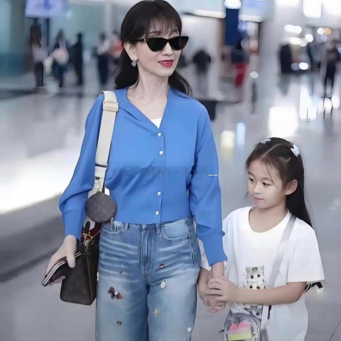 赵雅的小孙女真漂亮，有她年轻时候的样子 