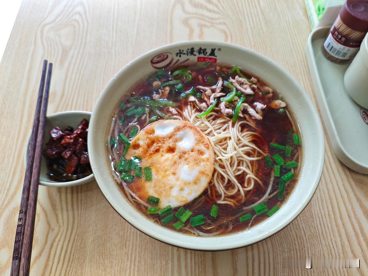 晚饭吃一碗镇江锅盖面
青椒肉丝面 
#句容#