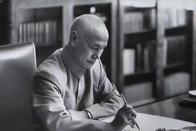 1955年4月的一天，蒋经国和平时一样在办公室里面随意的翻看着报纸，突然在报纸上