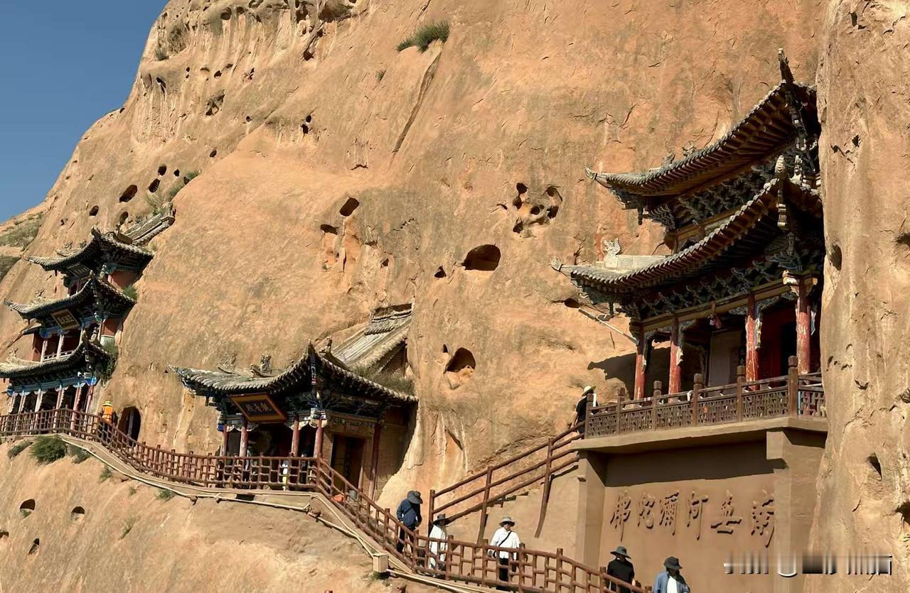 【张掖马蹄寺】
崖壁凿佛，栈道通天。
在马蹄寺，时间被刻进岩石，信仰悬于半空。