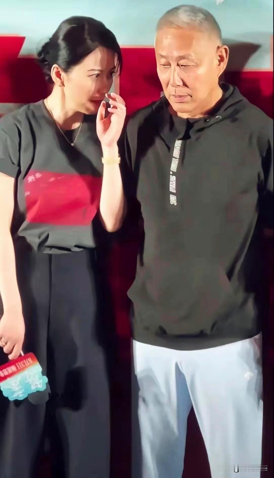 陈道明的头发虽然已经白了，但是他的气色特别的好，精神状态也特别的好，面色非常的红