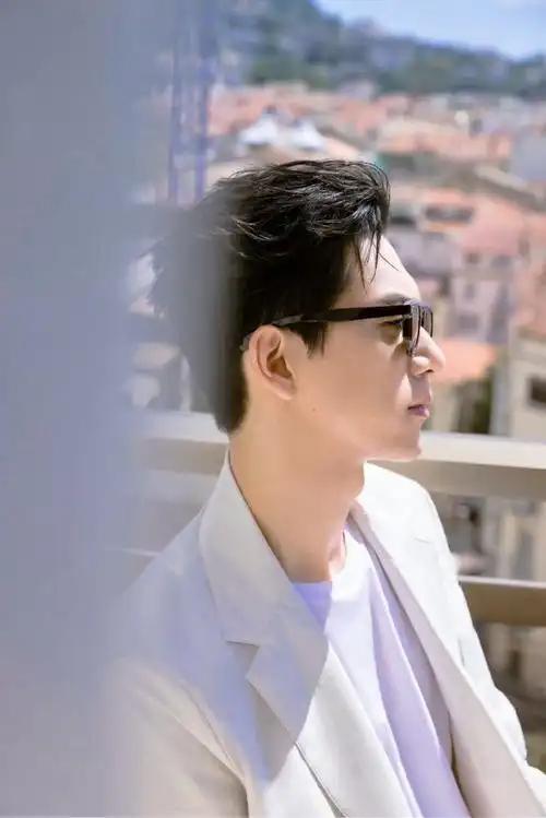 2025年12月8日，演员李现在澳门街头“扫街”摄影时，因拍摄路人未获同意遭警告