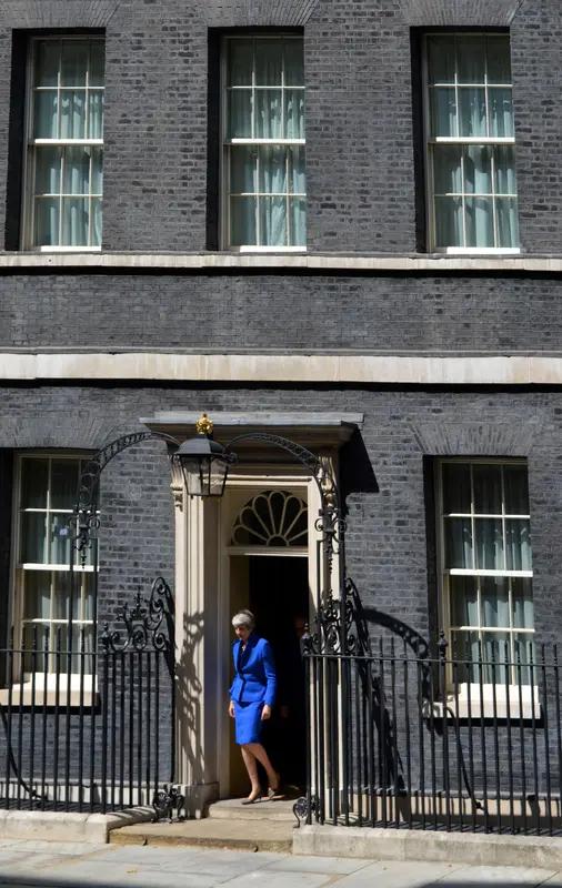 特朗普对英国首相斯塔默立场“非常失望”的核心原因在于，斯塔默最初以国际法为由拒绝