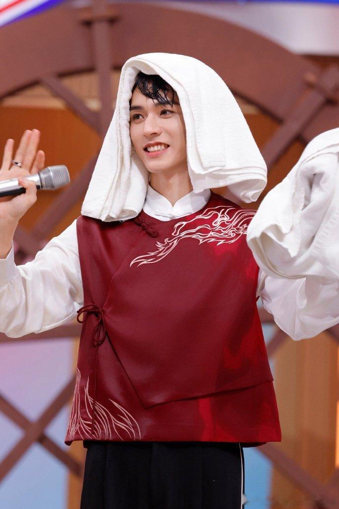 龚俊音准不好音量不小音量直接拉满，感觉我家声控灯听了都得连夜续费爆灯，抽象派少主