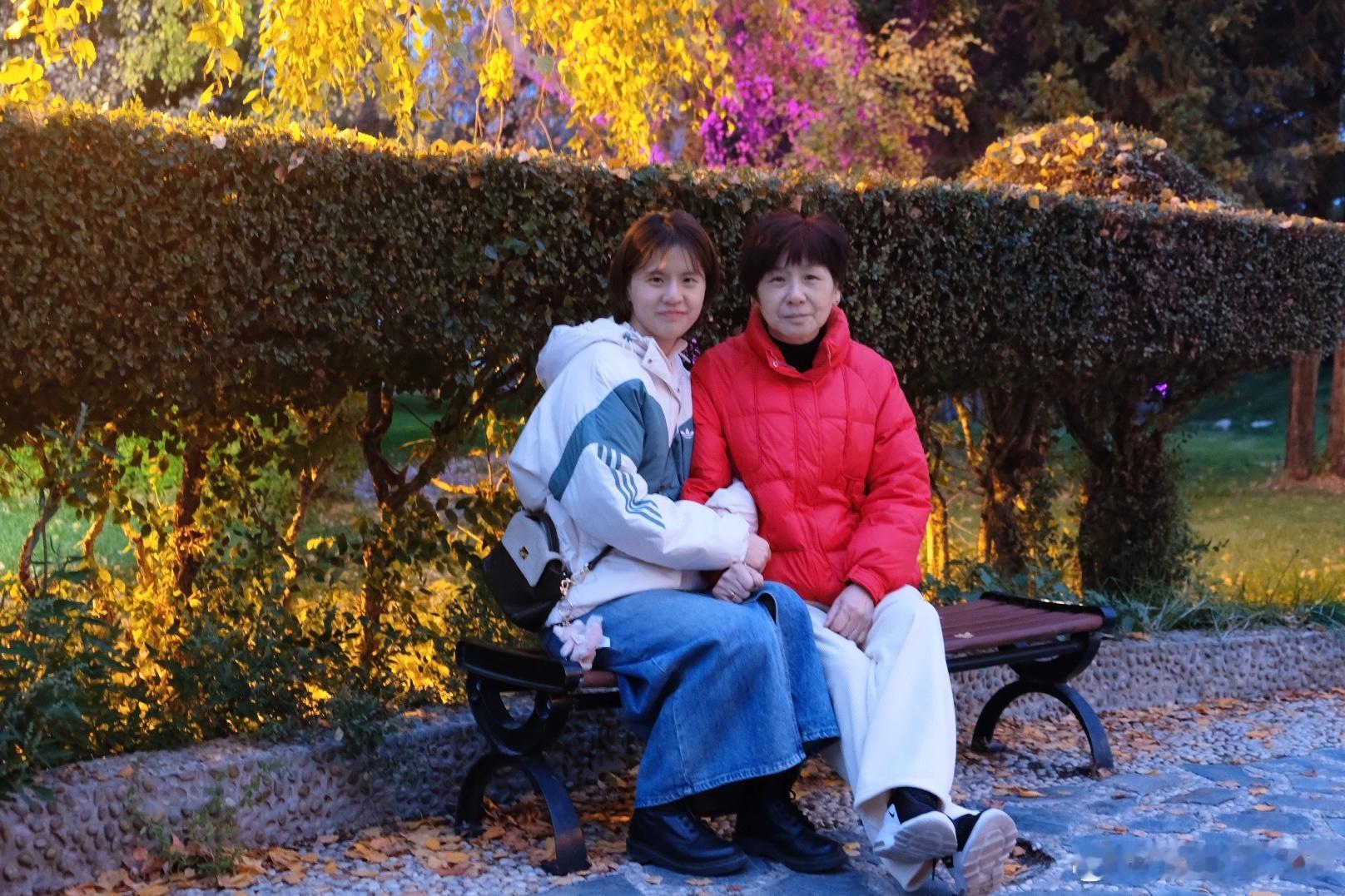 或许新疆已经没有最美的景色，但我跟最好的妈妈在一起❤️  ​​​