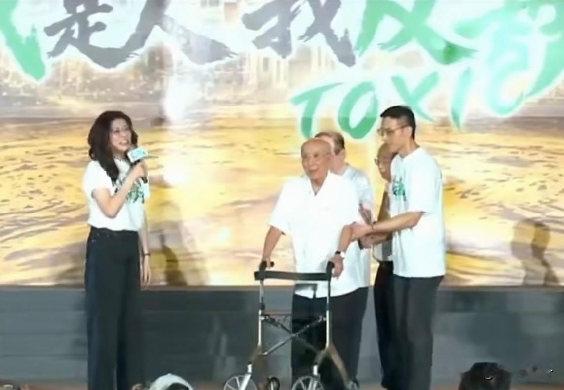 7月25日，国民党上凯道反毒油大集会最了不起的人出现了。不是国民党主席郑丽文，也