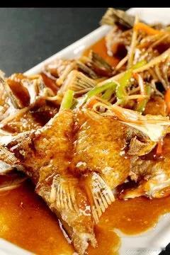 醉美中秋赏味指南，做一道好吃的鱼下巴。

买鱼嘴，鳙鱼的鱼头较大，鱼嘴也比较肥厚