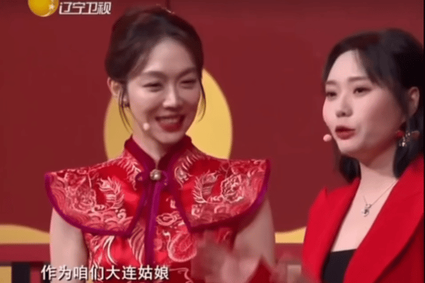 辽宁春晚含梗量超标 辽宁春晚yyds！沈阳的年味藏在梗里，人均段子手输出不停，春