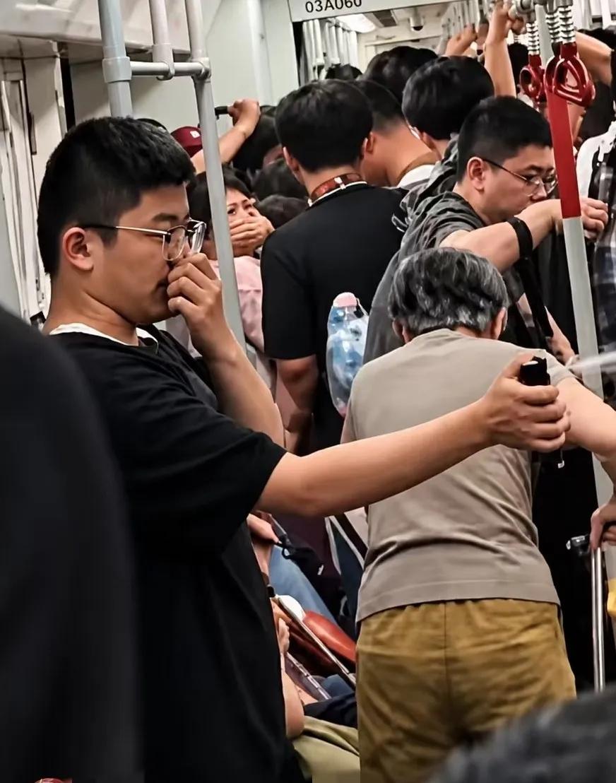 谁能想到日常通勤的地铁，

竟会瞬间变成让人窒息的惊魂现场？

广州地铁三号线晚