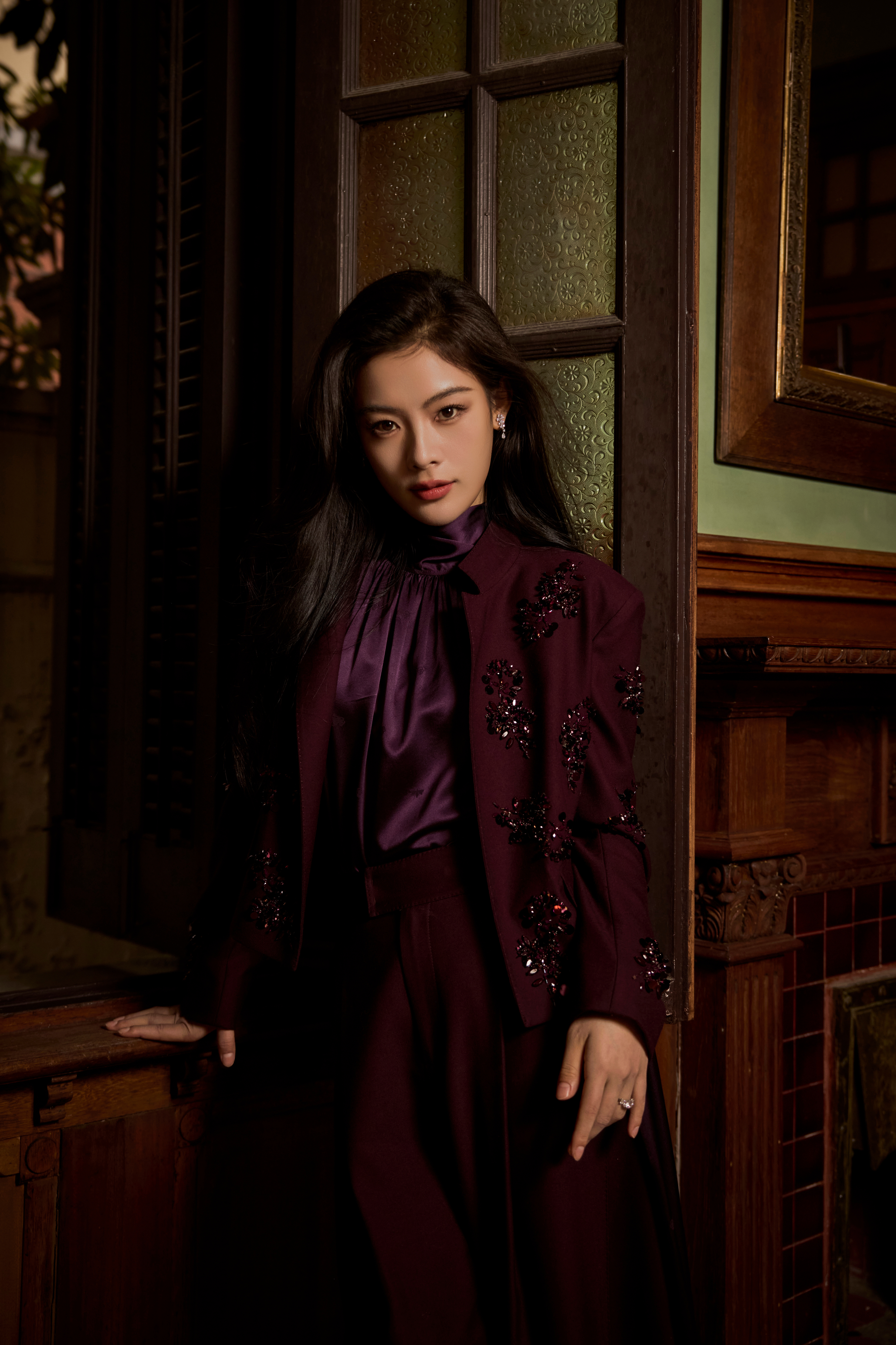 陈丽君今日出席时尚芭莎艺术大赏造型大片，身着水晶珠绣西装搭配紫色飘带高领上装和高