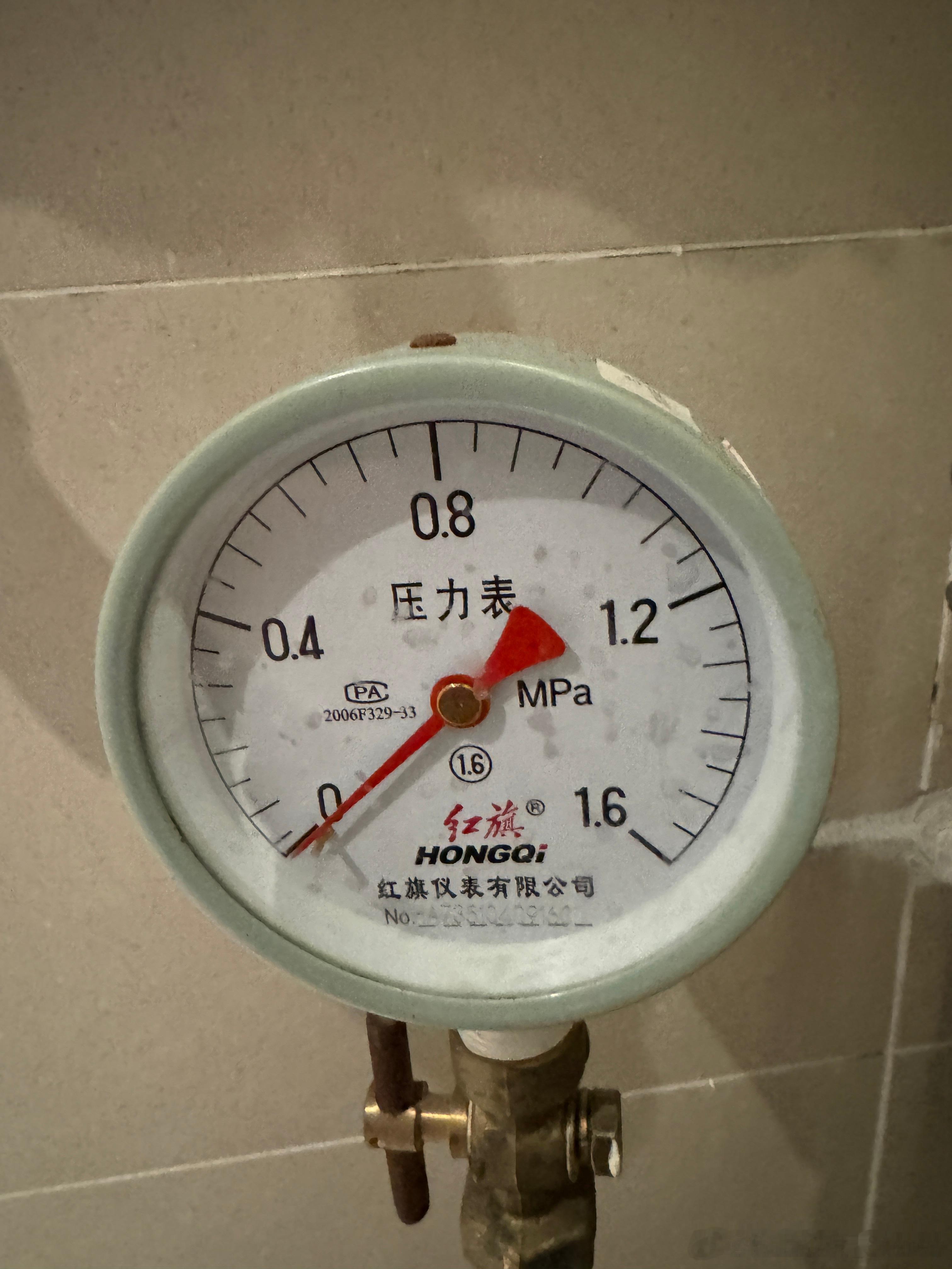 共和国工业长子不只是造车而已看到这块压力表，分外亲切（虽然是在厕所里）红旗我与汽