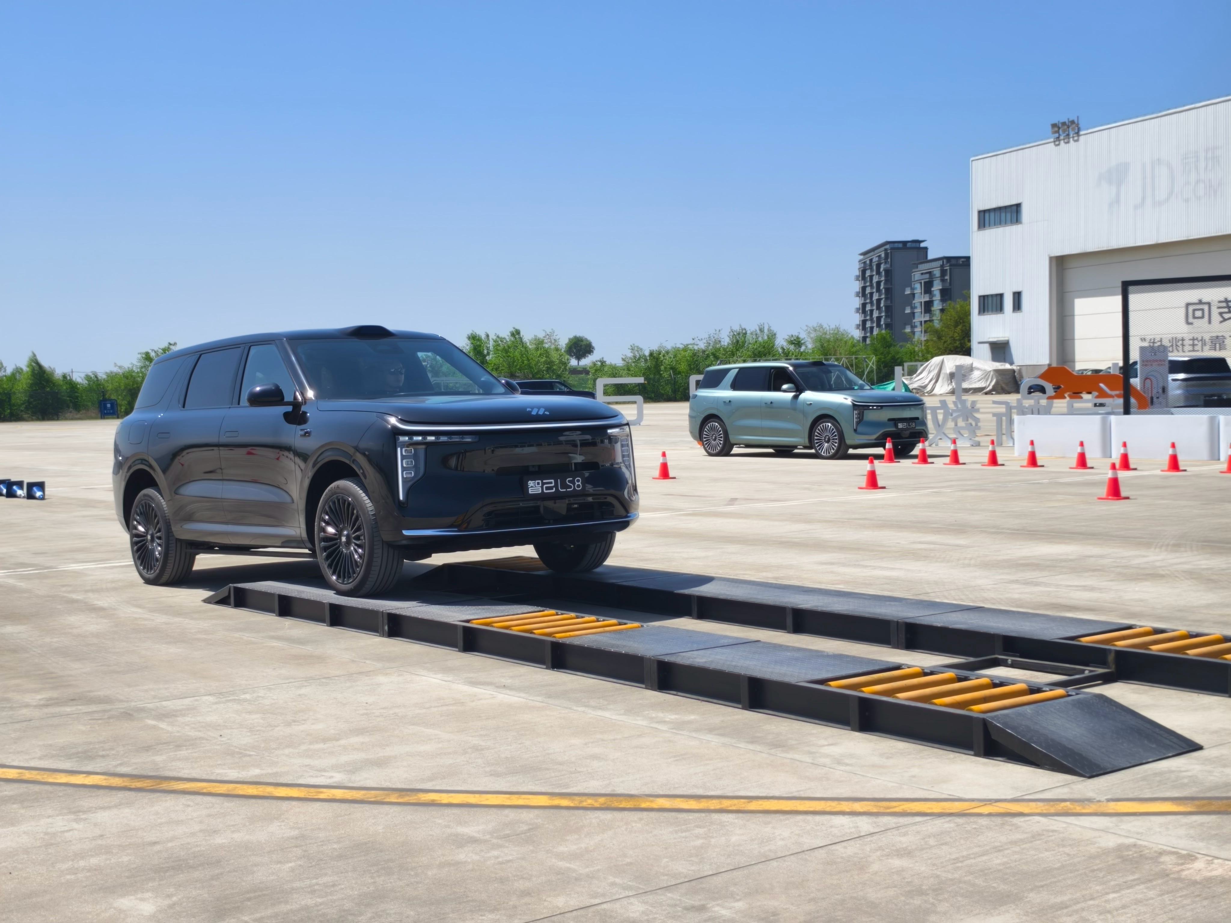 今天也在西安试了智己LS8，必须说，这车在打破过去人们对“大车”的恐惧！以前开5